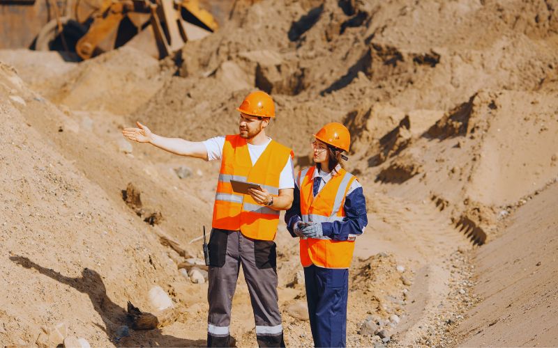 Immagine che rappresenta una lavoratrice e un lavoratore in una zona di estrazione