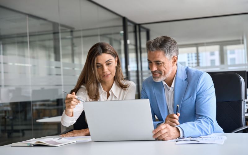 Nuova procedura Due persone di fronte a un pc che parlano
