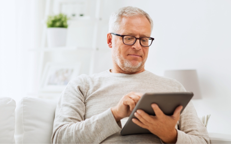 Uomo di 50 anni mentre utilizza un tablet